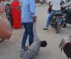 कोतवाली क्षेत्र मे दिनदहाड़े स्नैचिंग, लोगो ने बदमाशो को पकड़कर बेरहमी से पीटा।