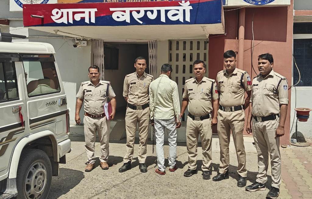 नौकरी के नाम पर ठगी करने वाला आरोपी गिरफ्तार, एक फरार