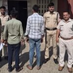 बुजुर्ग की बेरहमी से हत्या, दो गिरफ्तार एक अन्य फ़रार