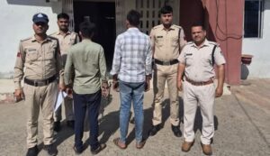 बुजुर्ग की बेरहमी से हत्या, दो गिरफ्तार एक अन्य फ़रार