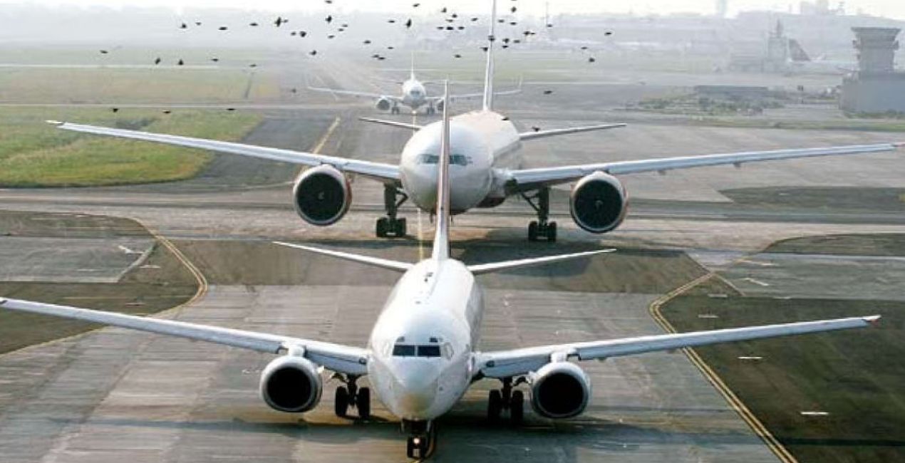 Indore Airport Runway Issue : तकनीकी खराबी के कारण दो फ्लाइट भोपाल डायवर्ट, कुछ देर के लिए उड़ान संचालन रुका