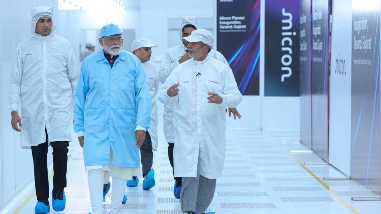 PM मोदी ने गुजरात के सानंद में किया देश के पहले 'मेक इन इंडिया' सेमीकंडक्टर प्लांट का उद्घाटन, 22,516 करोड़ की लागत से बनेगा तकनीकी भारत