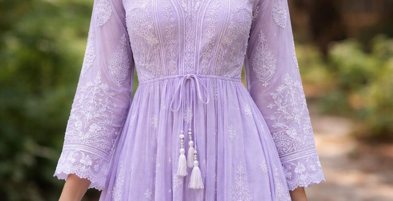 गर्मियों के लिए बेस्ट चिकनकारी आउटफिट्स से पाएं स्टाइलिश और कूल लुक, फैशन एक्सपर्ट की पूरी गाइड