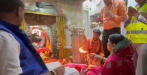 मैहर में VIP दर्शन बंद, फिर भी मंत्री गर्भगृह में पहुंचीं, आम भक्त लाइन में खड़े रहे