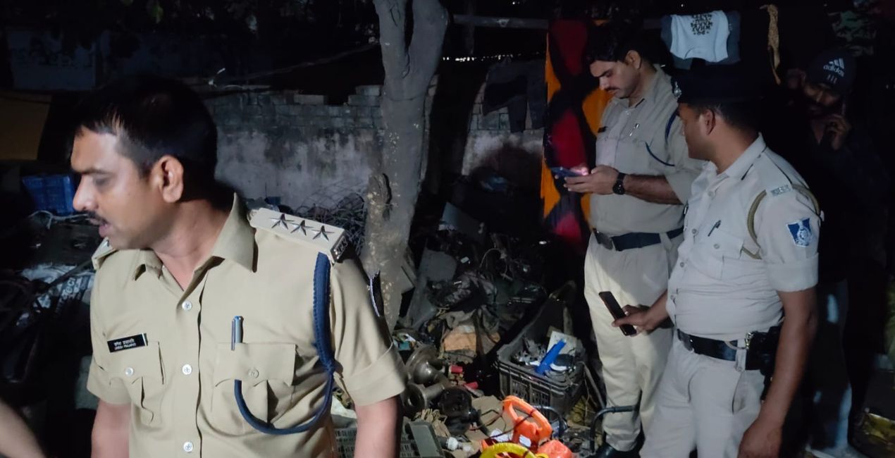 विन्ध्यनगर में पुलिस का औचक निरीक्षण, सलीम कबाड़ दुकान में नहीं मिला अवैध कबाड़