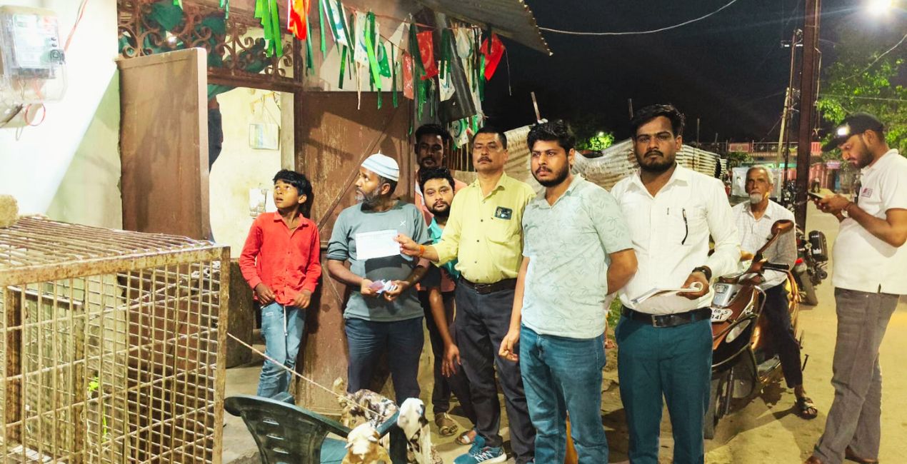 सिंगरौली में नगर निगम और पुलिस की संयुक्त टीम ने खुले में मांस बेचने वालों पर कार्रवाई की। नियमों का उल्लंघन करने वाले दुकानदारों से मौके पर जुर्माना वसूला गया। स्वच्छता और खाद्य सुरक्षा को लेकर सख्ती बढ़ी।