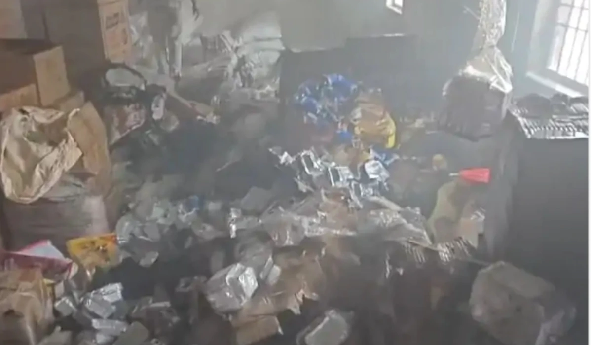 जिले मे किराना दुकान मे लगी भीषण आग, लाखो का माल जलकर हुआ राख।