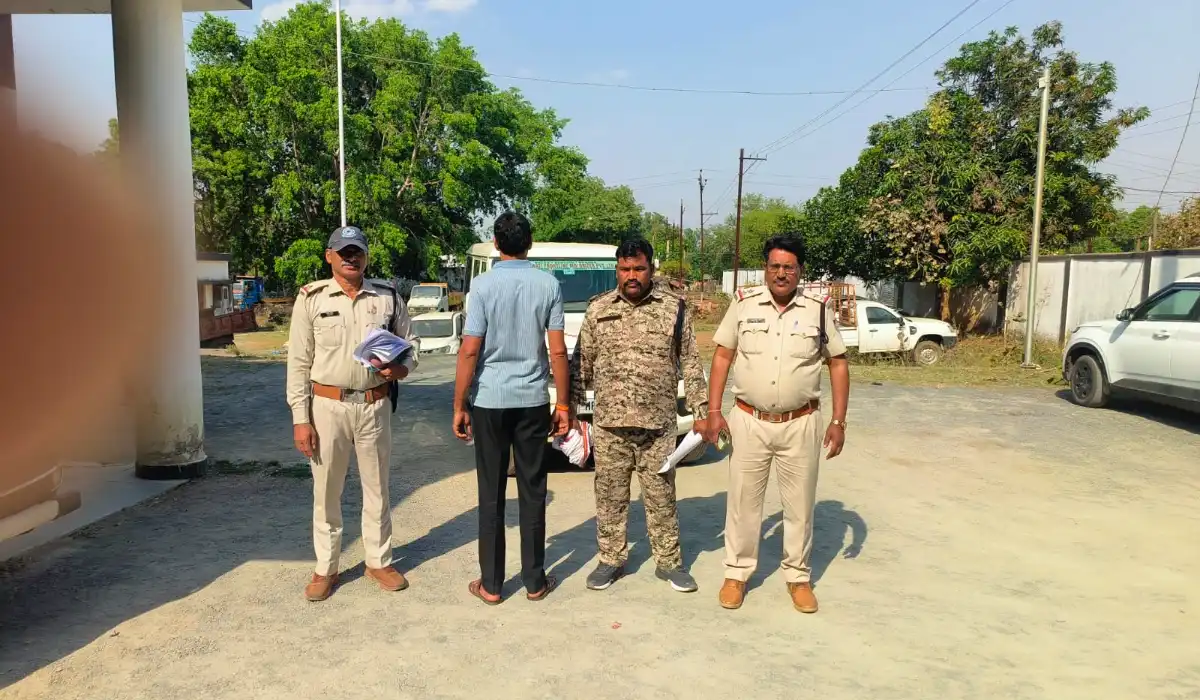 चितरंगी पुलिस की बड़ी कार्रवाई, 10 हजार का इनामी आरोपी गिरफ्तार।