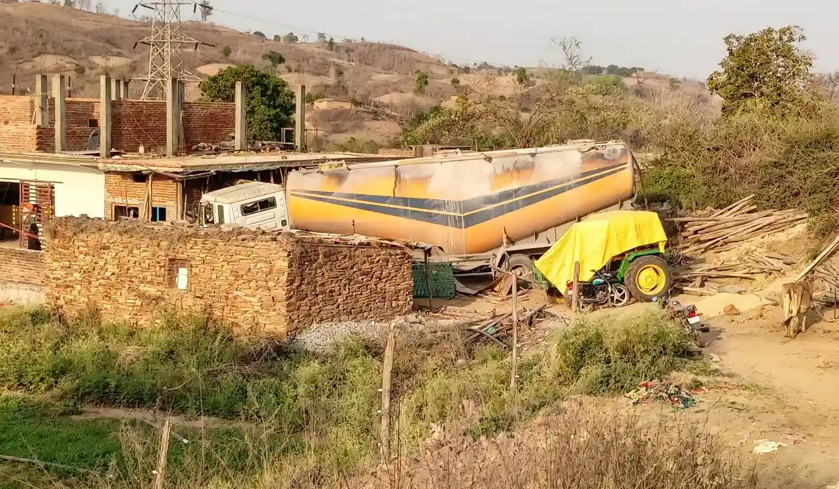 अनियंत्रित होकर बलकर मकान में घुसा, एक महिला गंभीर रूप से घायल