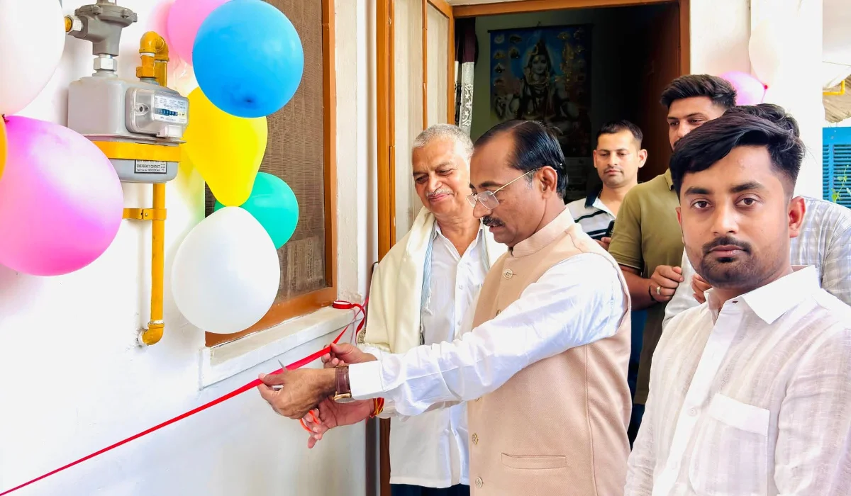 सिंगरौली विधायक ने पाइप्ड नेचुरल गैस (PNG) कनेक्शन का फीता काटकर किया शुभारंभ।
