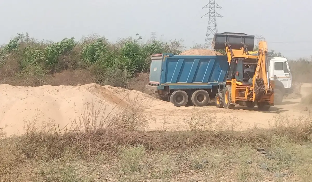 खनिज विभाग की अवैध रेत भंडारण पर बड़ी कार्रवाई, रिहंद जलाशय डूब क्षेत्र से 150 घन मीटर रेत जप्त।