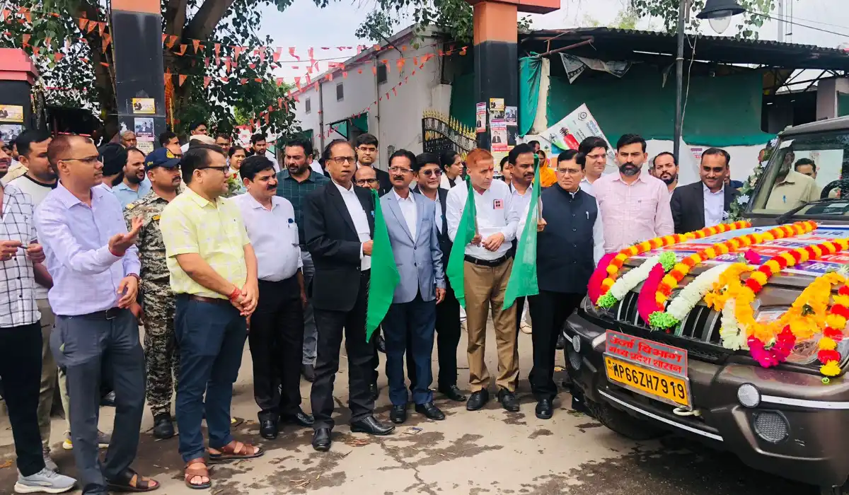 प्रधान जिला एवं सत्र न्यायाधीश ने नेशनल लोक अदालत के प्रचार वाहन को हरी झंडी दिखाकर किया रवाना।
