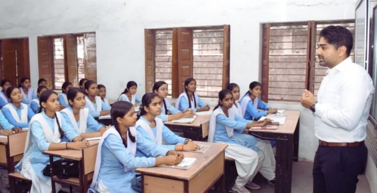 🎓 “मास्टर जी” बने कलेक्टर : स्कूल में पढ़ाया पाठ, सपनों को दी नई उड़ान