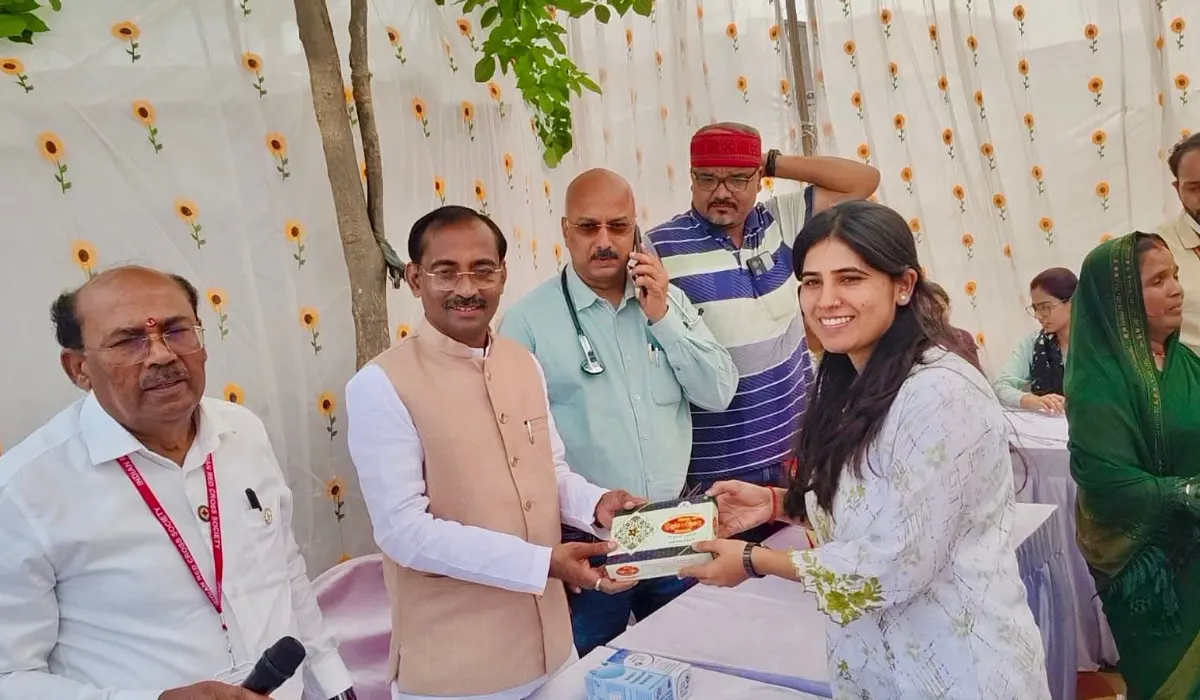 अंतरराष्ट्रीय श्रमिक पर विधायक रामनिवास शाह ने स्वास्थ्य शिविर का किया निरीक्षण।