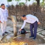 ग्राम पंचायत खैराही के अगरियान टोले में पेयजल व्यवस्था का निरीक्षण करते प्रशासनिक अधिकारी।