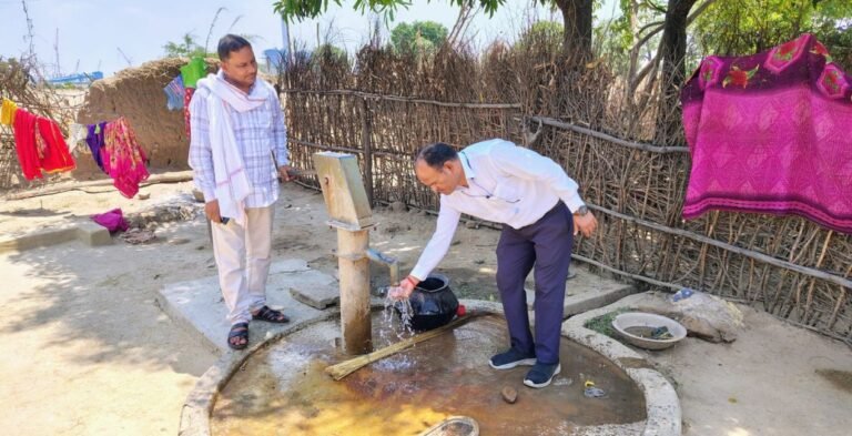 ग्राम पंचायत खैराही के अगरियान टोले में पेयजल व्यवस्था का निरीक्षण करते प्रशासनिक अधिकारी।