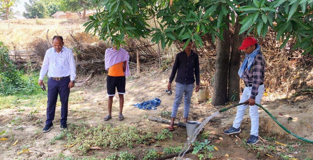 ग्राम पंचायत खैराही के अगरियान टोले में पेयजल व्यवस्था का निरीक्षण करते प्रशासनिक अधिकारी।