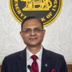 RBI गवर्नर संजय मल्होत्रा मौद्रिक नीति समिति (MPC) के फैसलों की घोषणा करते हुए।