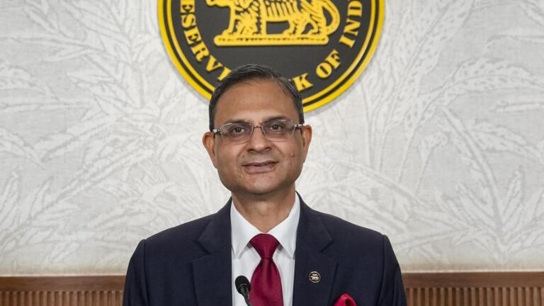 RBI गवर्नर संजय मल्होत्रा मौद्रिक नीति समिति (MPC) के फैसलों की घोषणा करते हुए।