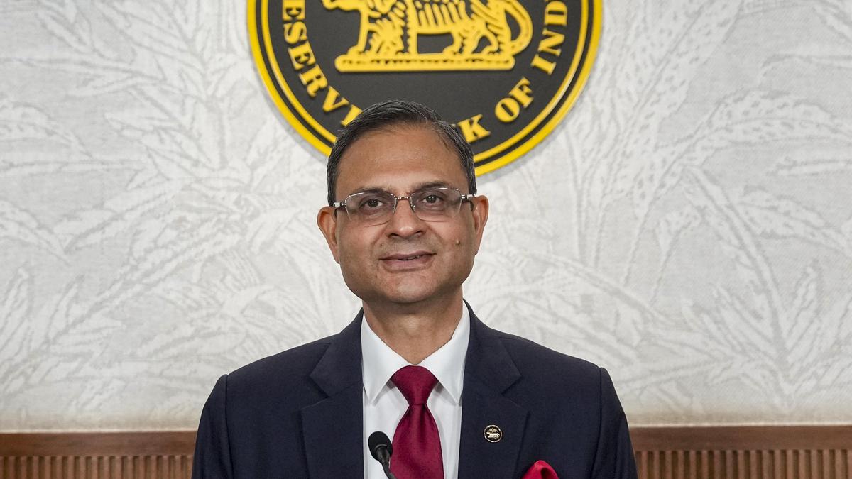 RBI गवर्नर संजय मल्होत्रा मौद्रिक नीति समिति (MPC) के फैसलों की घोषणा करते हुए।