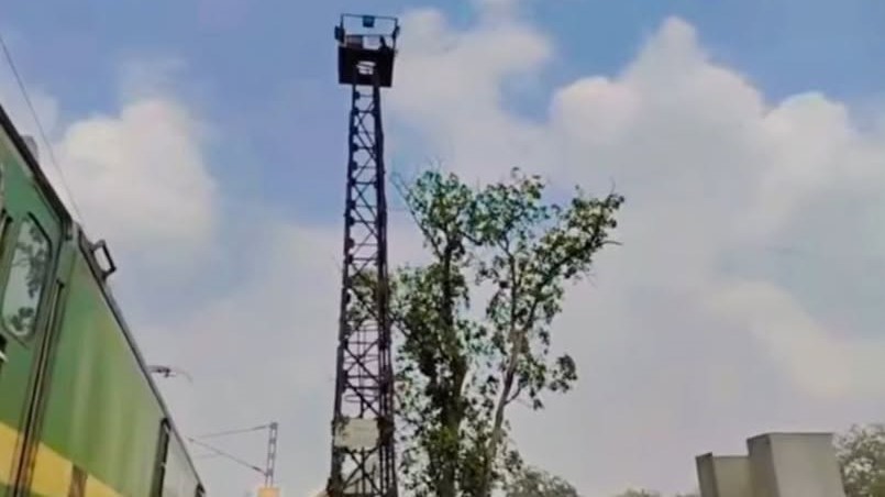 सिंगरौली मे नौकरी की मांग को लेकर टावर पर चढ़ा युवक।