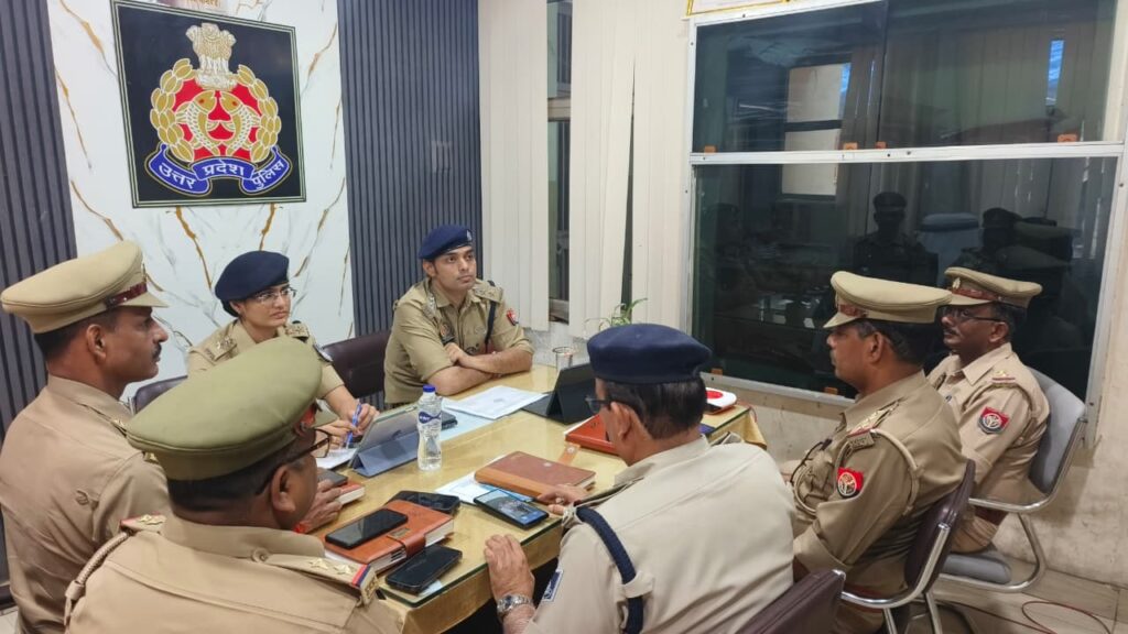 एमपी-यूपी सीमा पर अपराध नियंत्रण और साइबर सुरक्षा को लेकर दोनों राज्यों की पुलिस अधिकारियों की संयुक्त बैठक।