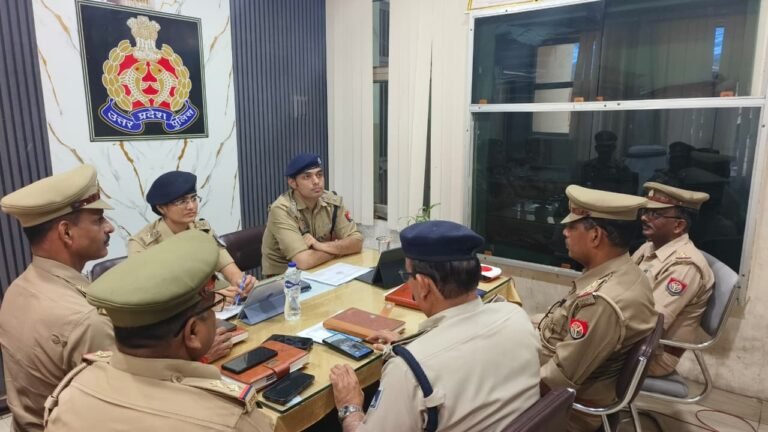 एमपी-यूपी सीमा पर अपराध नियंत्रण और साइबर सुरक्षा को लेकर दोनों राज्यों की पुलिस अधिकारियों की संयुक्त बैठक।