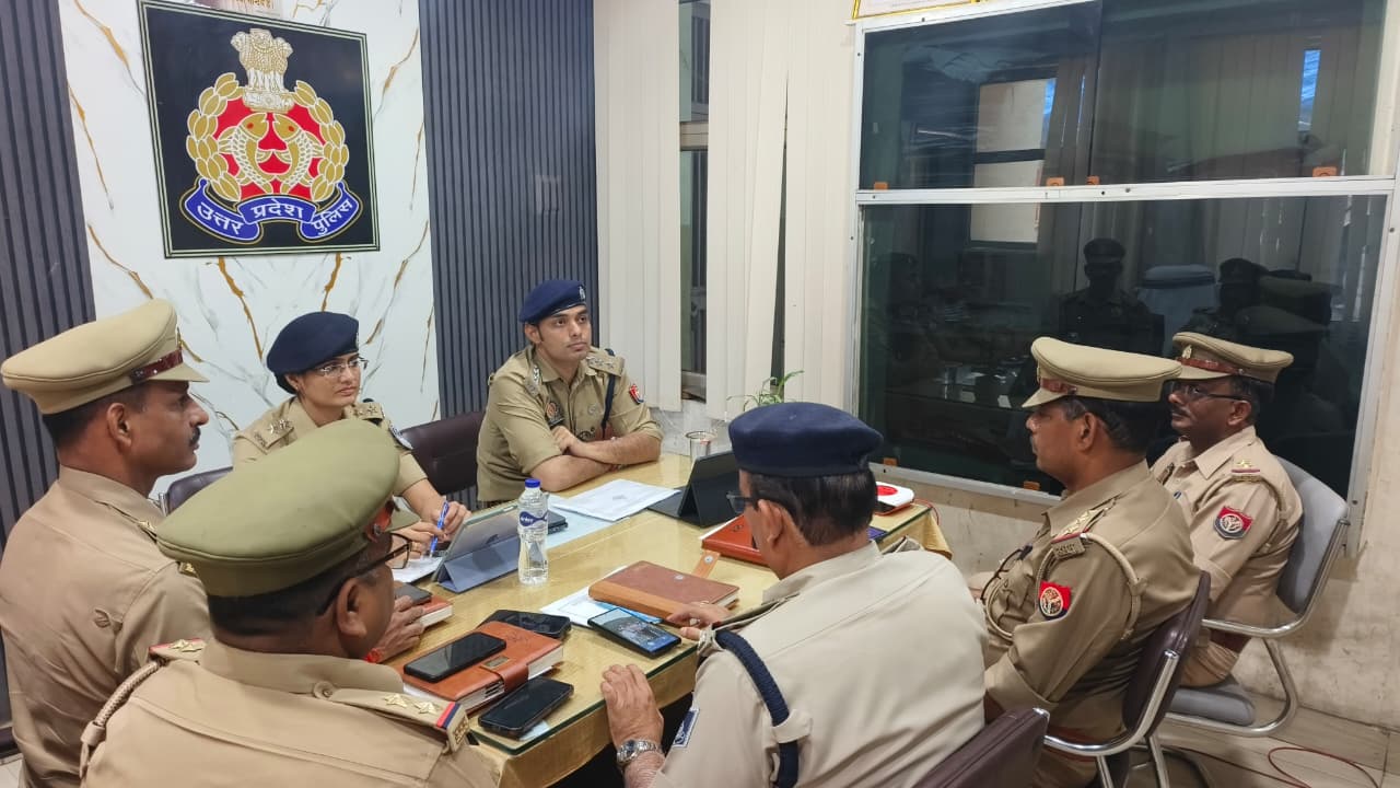 एमपी-यूपी सीमा पर अपराध नियंत्रण और साइबर सुरक्षा को लेकर दोनों राज्यों की पुलिस अधिकारियों की संयुक्त बैठक।