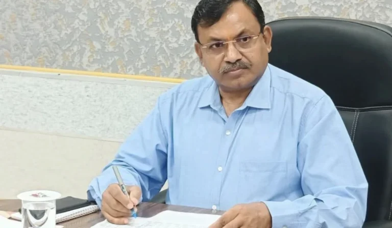 राजस्व प्रकरणों के लंबित निराकरण पर रीवा संभाग के कमिश्नर ने 15 राजस्व अधिकारियों की वेतनवृद्धि रोकी।