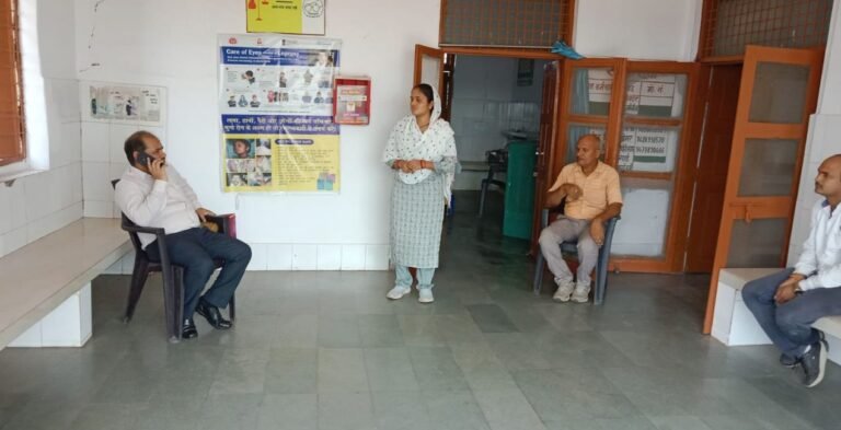 प्राथमिक स्वास्थ्य केंद्र कर्थुआ में लापरवाही बरतने वाले कर्मचारियों पर स्वास्थ्य विभाग की कार्रवाई।