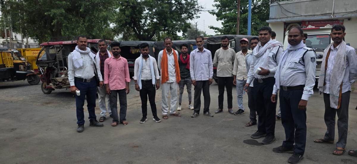 सिंगरौली में यातायात पुलिस का विशेष अभियान : 30 से अधिक ओवरलोड ऑटो पर कार्रवाई, चालकों को दी सख्त चेतावनी