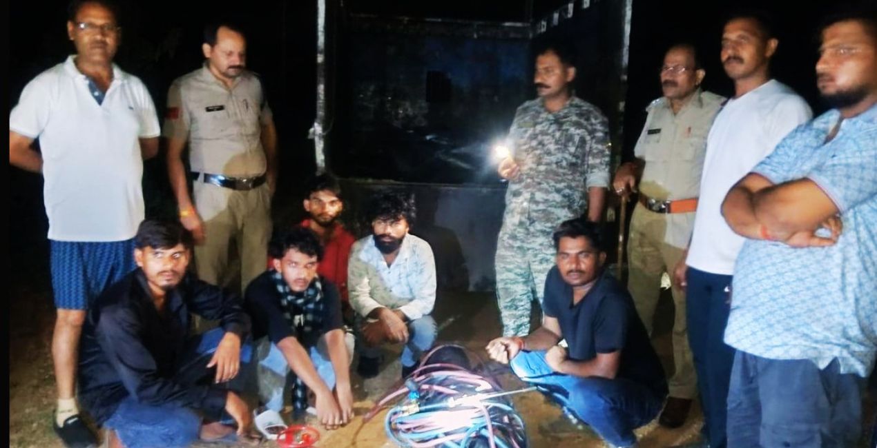 सिंगरौली में बिजली पोल चोरी करते छह आरोपी रंगे हाथ गिरफ्तार, एक फरार