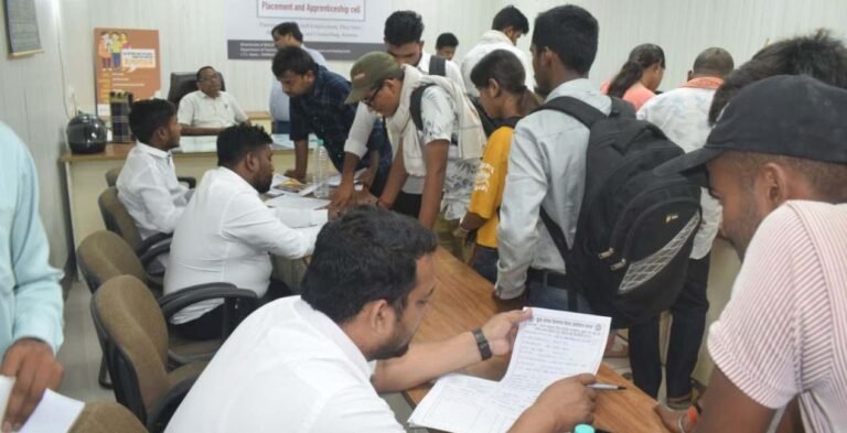 57 युवाओं को मिले ऑफर लेटर, 56 आवेदकों की हुई कैरियर काउंसिलिंग; सिंगरौली में आयोजित हुआ युवा संगम रोजगार मेला