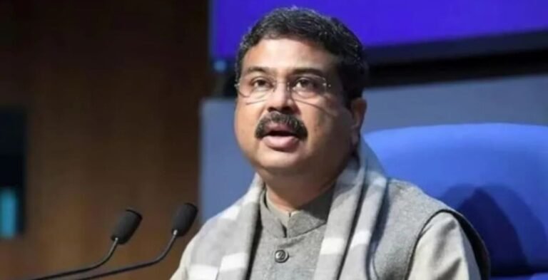 धर्मेंद्र प्रधान ने इस्तीफे की मांग पर तोड़ी चुप्पी, कांग्रेस पर छात्रों के राजनीतिक इस्तेमाल का लगाया आरोप