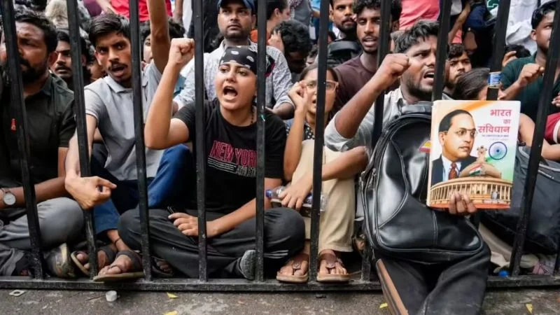 CJP प्रोटेस्ट के बाद भी छात्रों पर कार्रवाई जारी? गिरफ्तारी, हिरासत और सोशल मीडिया पोस्ट हटाने के आरोपों से बढ़ा विवाद