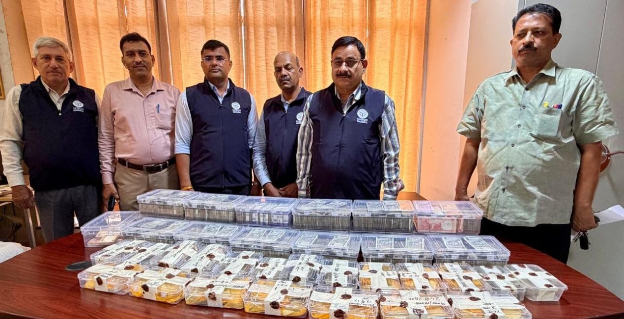 UP Vigilance Raid : पूर्व एआरटीओ के घर से ₹1.62 करोड़ नकद, 13 किलो सोना और करोड़ों की संपत्ति के दस्तावेज बरामद
