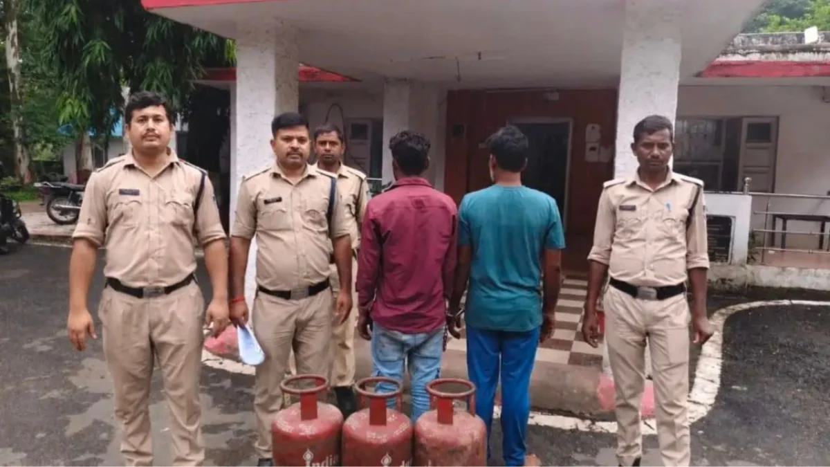 Singrauli News: गैस गोदाम में सेंध लगाकर सिलेंडर चोरी करने वाले आरोपी चढ़े नवानगर पुलिस के हत्थे