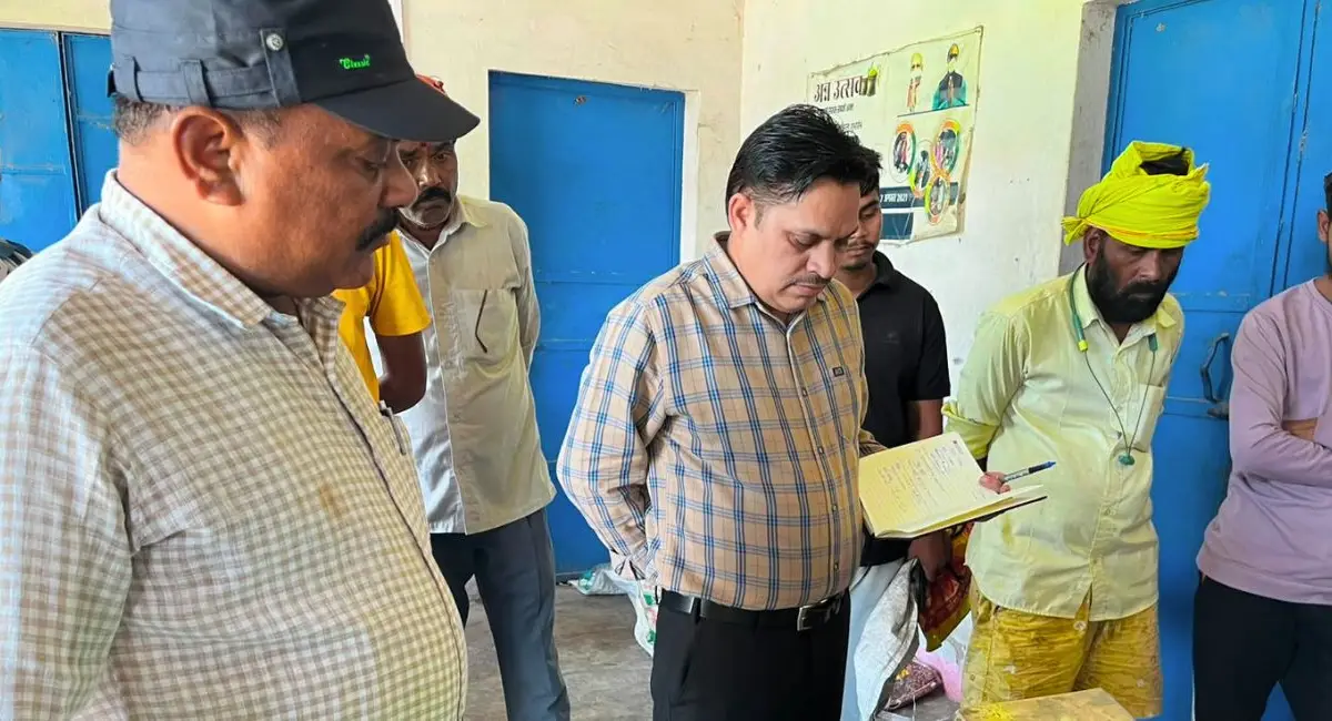सिंगरौली एसडीएम का औचक निरीक्षण | आंगनबाड़ी जर्जर, राशन दुकान और स्कूलों की जांच