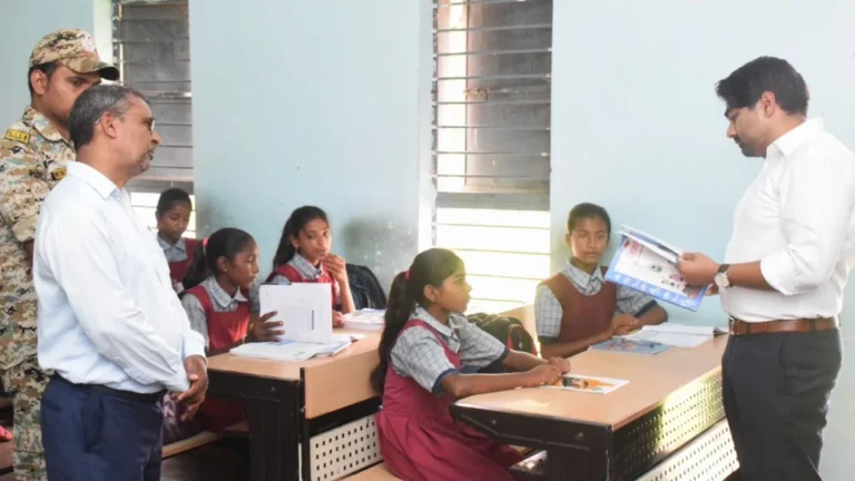 Singrauli: बच्चों से सफाई कराने पर कलेक्टर सख्त, प्राचार्य की वेतनवृद्धि रोकी