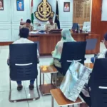 पुलिस अधीक्षक कार्यालय में जनसुनवाई के दौरान फरियादियों की समस्याएं सुनते एसपी षियाज़ के.एम.