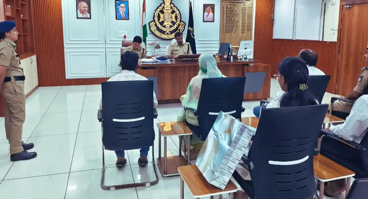 पुलिस अधीक्षक कार्यालय में जनसुनवाई के दौरान फरियादियों की समस्याएं सुनते एसपी षियाज़ के.एम.
