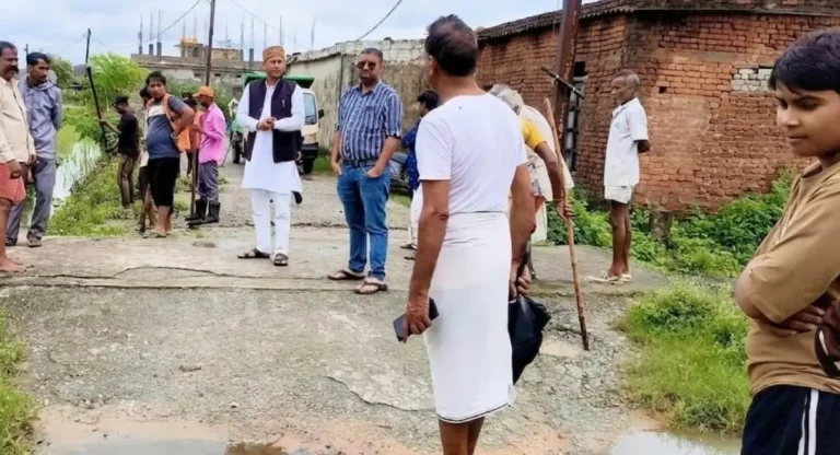 सिंगरौली में भारी बारिश से वार्ड 38 में जलभराव, पार्षद अनिल वैश्य मौके पर पहुंचे; निकासी के दिए निर्देश