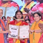 गोरखपुर विश्वविद्यालय के दीक्षांत समारोह में राज्यपाल आनंदीबेन पटेल ने शहर की व्यवस्थाओं पर सवाल उठाए। उन्होंने बिजली, पानी, सफाई और नशे जैसी समस्याओं पर चिंता जताई।