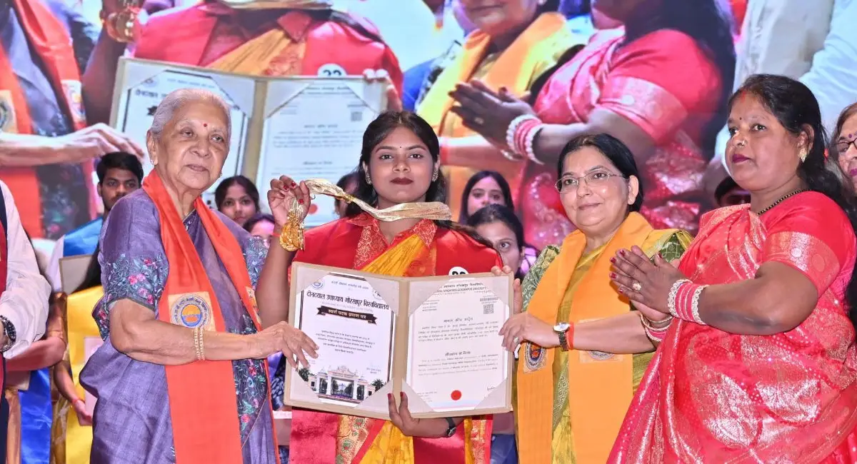 गोरखपुर विश्वविद्यालय के दीक्षांत समारोह में राज्यपाल आनंदीबेन पटेल ने शहर की व्यवस्थाओं पर सवाल उठाए। उन्होंने बिजली, पानी, सफाई और नशे जैसी समस्याओं पर चिंता जताई।
