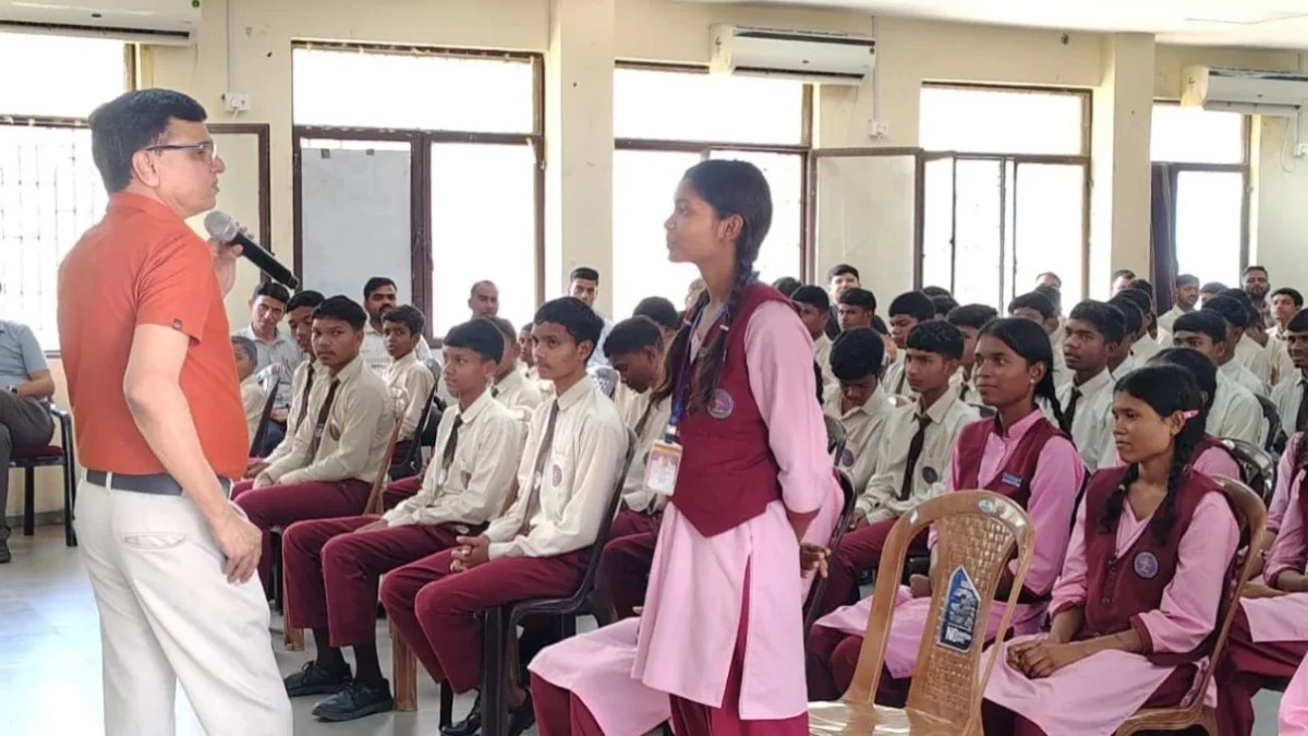 “कोशिश करने वालों की कभी हार नहीं होती” – संभागीय उपायुक्त जे.पी. यादव का विद्यार्थियों को संदेश