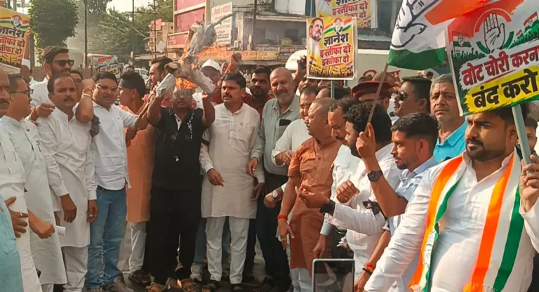 सिंगरौली मे मुख्य चुनाव आयुक्त के खिलाफ कांग्रेस का प्रदर्शन, पुतला दहन कर मांगा इस्तीफा।