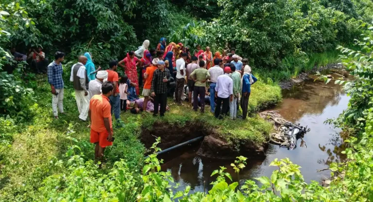 नाले में बाइक समेत मिला युवक का शव, हत्या की आशंका।