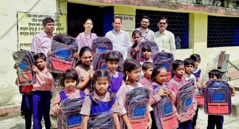 सिंगरौली: पार्षद अनिल वैश्य की पहल, स्कूल के नौनिहालों को मिले स्कूल बैग।