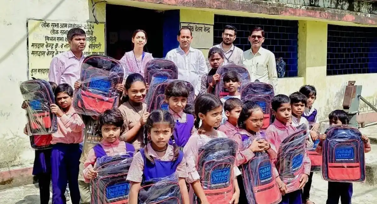 पार्षद अनिल वैश्य की पहल, स्कूल के नौनिहालों को मिले स्कूल बैग।