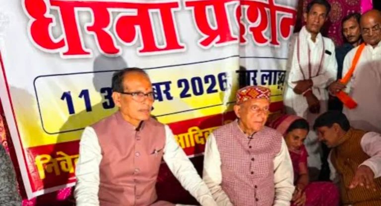 बुलडोजर कार्रवाई पर अपनी ही सरकार के खिलाफ धरने पर बैठे शिवराज,बोले—पीड़ित परिवारों को मिलेगा न्याय